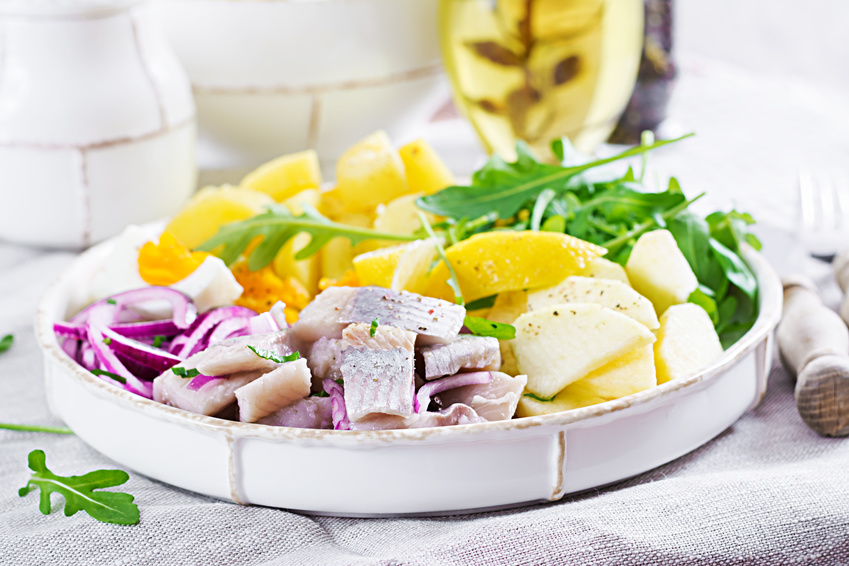 Matjessalat Rezept » Salat mit Matjes mit Apfel in Sahnesoße | Lachs Henke