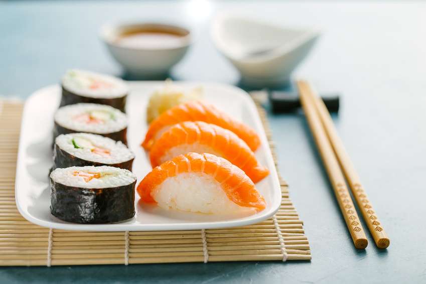 Maki Sushi Rezept » Anleitung für den gesunden Maki Sushi Snack | Lachs ...